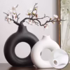 Vase minimaliste d'arrangement floral circulaire