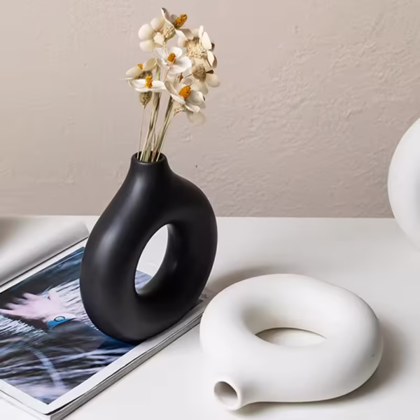 Vase minimaliste d'arrangement floral circulaire