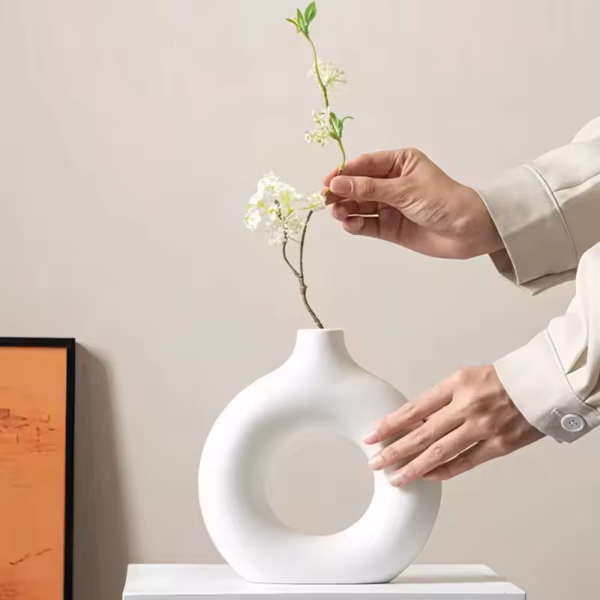 Vase minimaliste d'arrangement floral circulaire