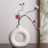 Vase minimaliste d'arrangement floral circulaire