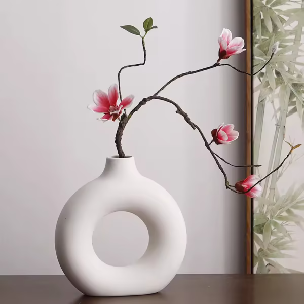 Vase minimaliste d'arrangement floral circulaire