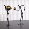 Figurine étreignant boule d'or