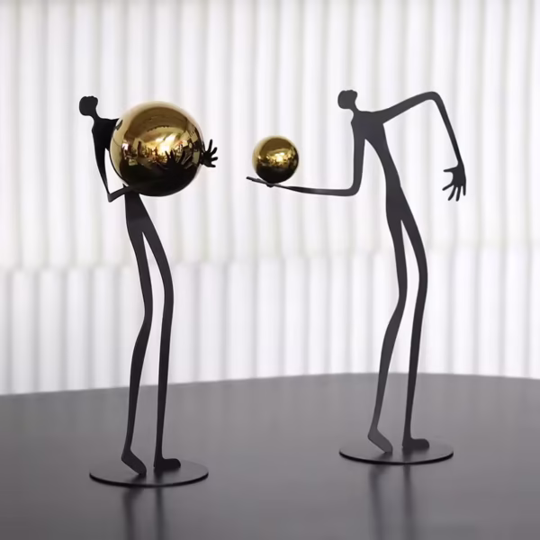 Figurine étreignant boule d'or