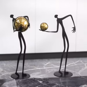 Figurine étreignant boule d'or