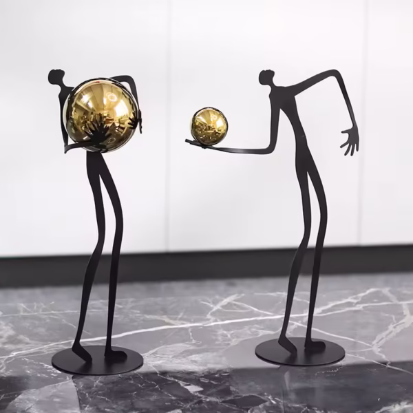 Figurine étreignant boule d'or