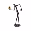 Figurine étreignant boule d'or