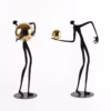Figurine étreignant boule d'or