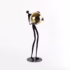 Figurine étreignant boule d'or