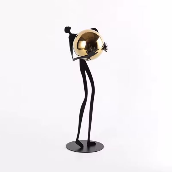 Figurine étreignant boule d'or